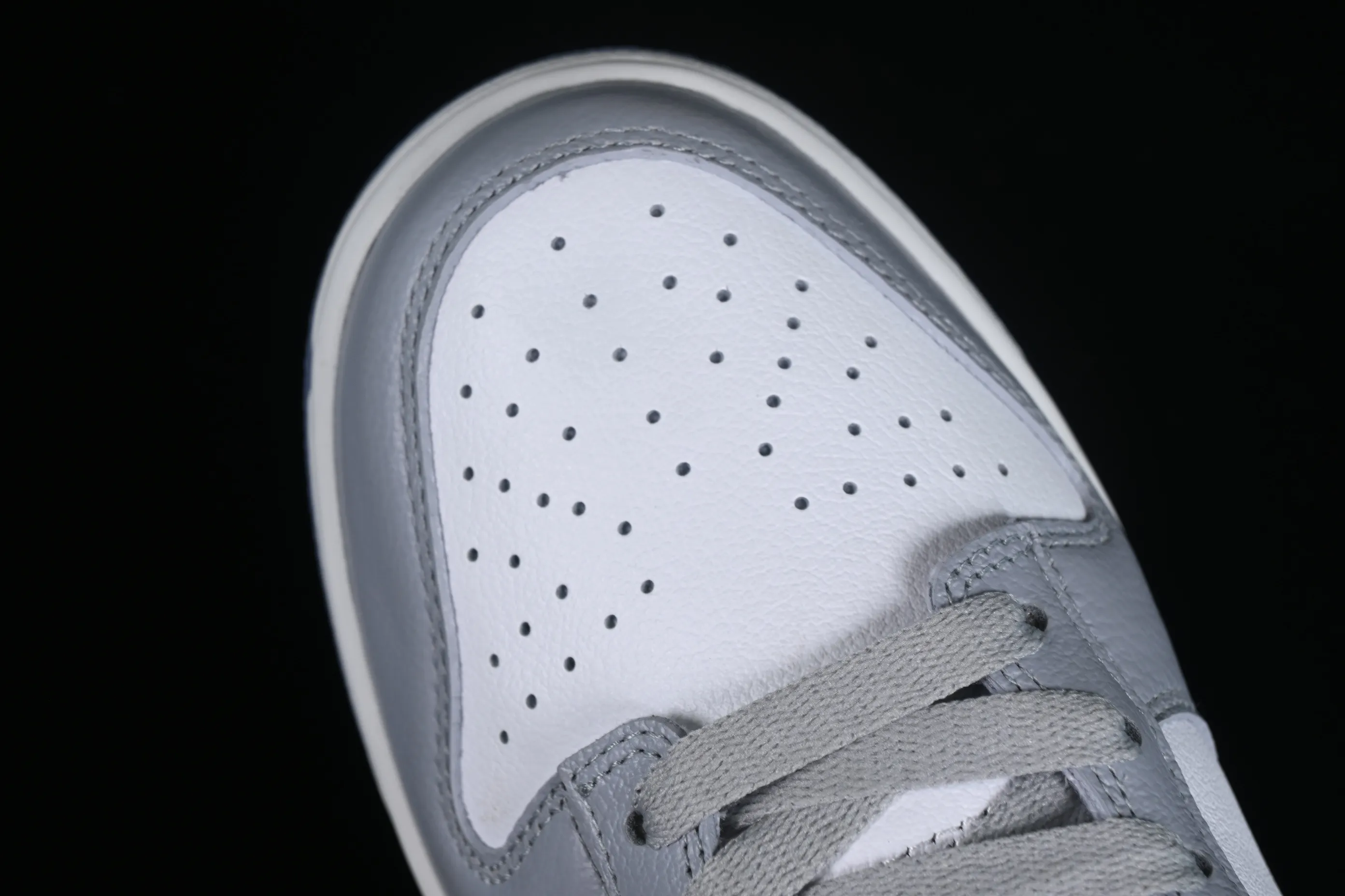 All Categories Nk SB Dunk Series Nk SB Dunk Low Low-top sneakers Nk Dunk Low "Light Carbon"​ Simple gray and white SB low-top casual sneakers FJ4188-100